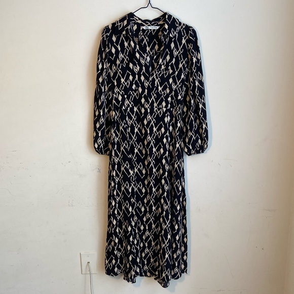 ZARA DRESS BLACK AND CREAM PATTERNED, LONG SLEEVE FLOWY WITH BELT, SIZE SMALL - Picture 5 of 9